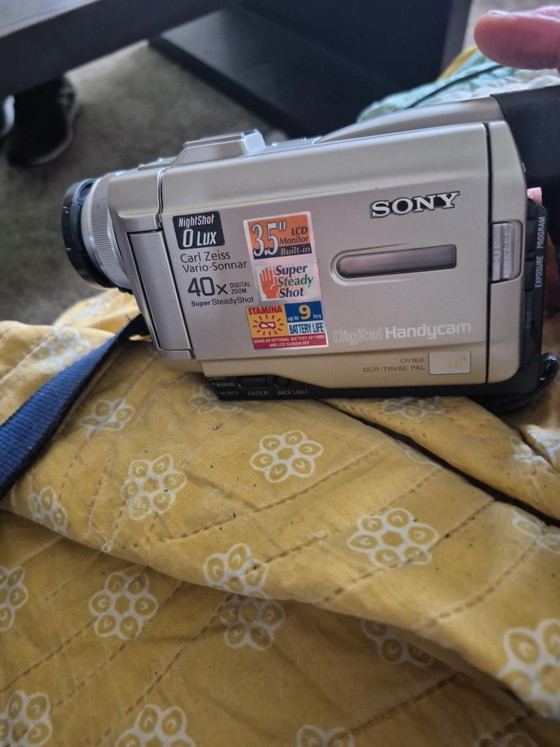 Sony Handycam – Cadeaux, Metal, Plastic (photo 5 of 14)