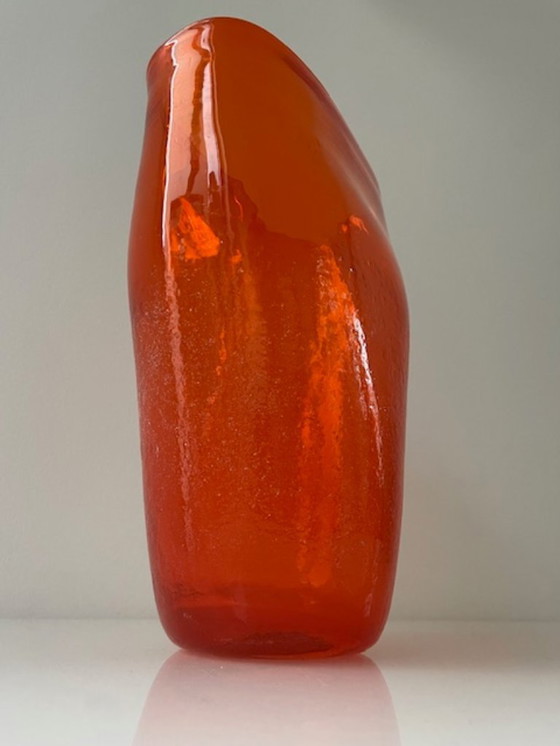 Image 1 of Jarrón soplado a mano en vidrio naranja intenso.