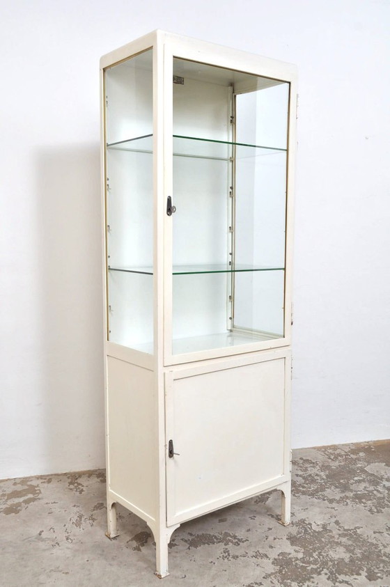 Armoire d'apothicaire vintage / Vitrine / Armoire à pharmacie, 1978 – Metal (photo 3 of 8)