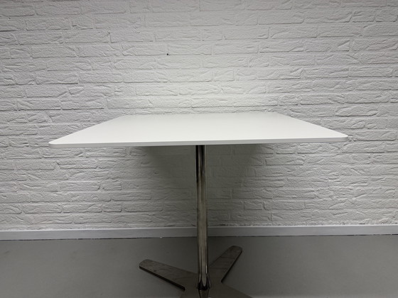 Image 1 of Bürotisch mit verchromtem Kreuzfuß – 75 x 75 x 71 cm