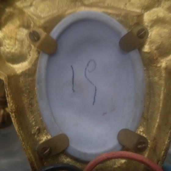 Image 1 of verguld bronzen kandelaar en wedgwood bord, laat 19e eeuw leeuwenkop beer