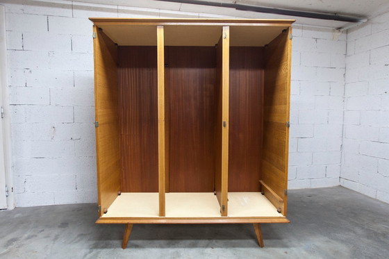 Image 1 of Französischer Kleiderschrank mit geschwungenen Beinen, 3 Türen, 1 Spiegel (27 x 130 cm) und 1 Schublade