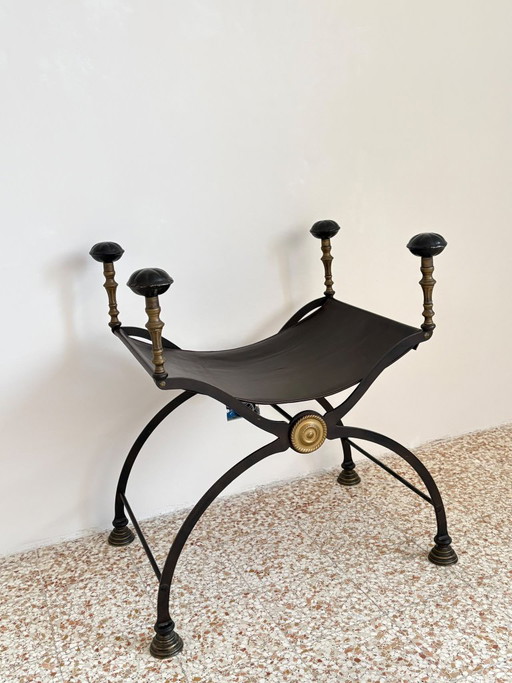 Taburete Vintage 1920-1930 en Hierro Forjado, Latón y Cuero. Espléndido diseño escultural.