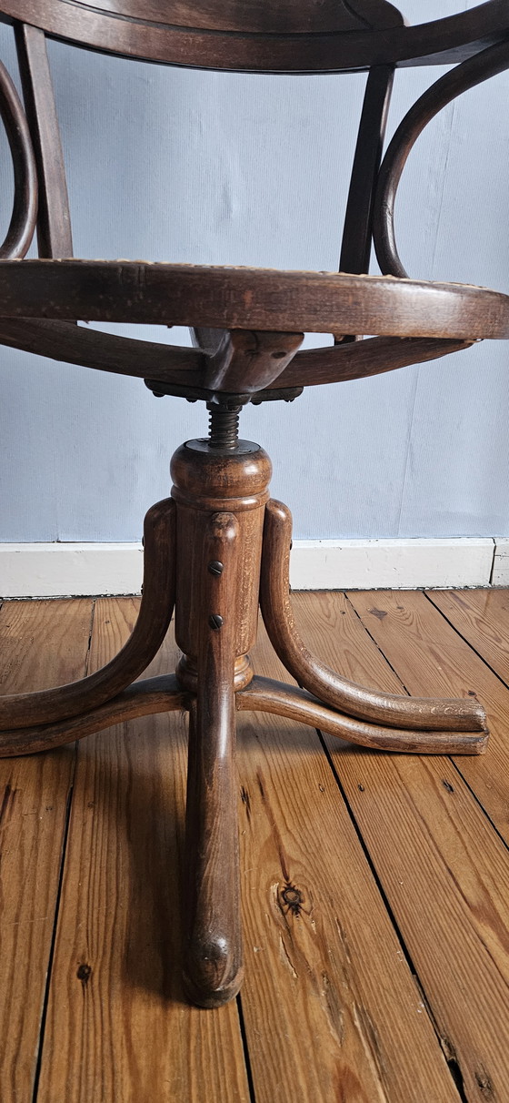 Image 1 of Chaise tournante Thonet