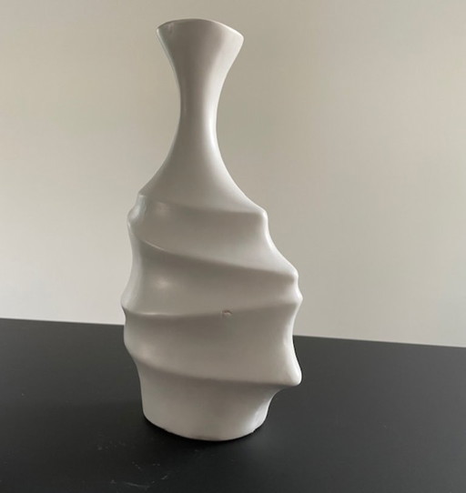 Vase sculptural en forme d'amphore, en céramique à glaçure mate