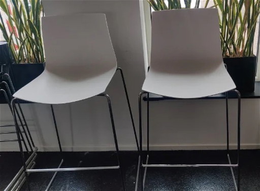 2 tabourets Arper Catifa blancs et 3 tabourets Arper Catifa noirs plus hauts