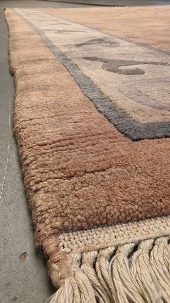 Image 1 of Handgeknüpfter orientalischer Wollteppich im modernen Nepal-Stil, zartrosa, 256 x 352 cm