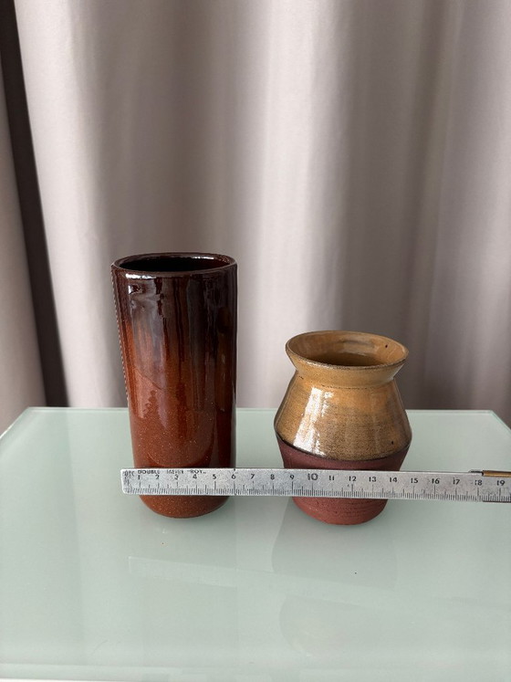 Dos jarrones de cerámica, marrón y dorado (foto 6 de 7)