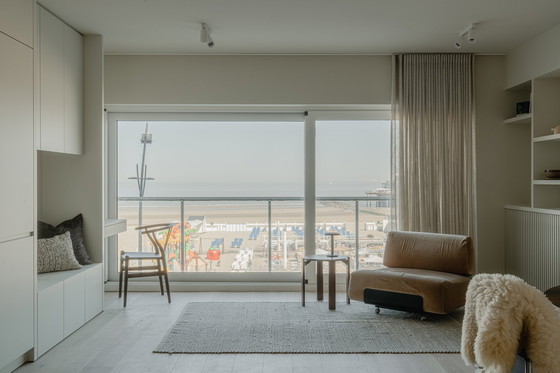 Image 1 of Fauteuil roulant en velours (sur roues)