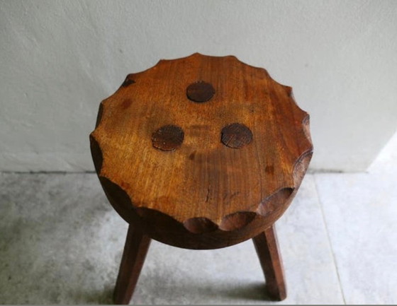 Image 1 of Vintage Brutalistische Driepoot Kruk (tabouret)– Massief Grenen – Frankrijk - Jaren 50/60