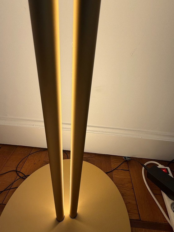 Image 1 of Le lampadaire Flos s'harmonise avec la couleur champagne.