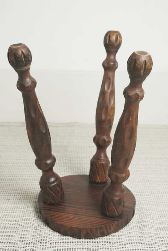 Spaanse Revival Brutalistische Gesneden Houten Kruk met Driepoot, Vintage Voetenbank met Gedraaide Poten, (photo 11 of 12)