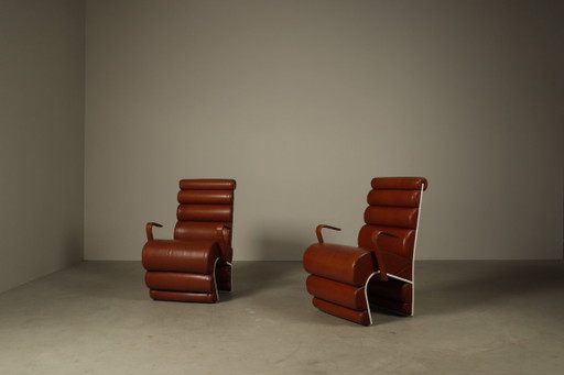 Par de sillones esculturales de cuero coñac, años 70
