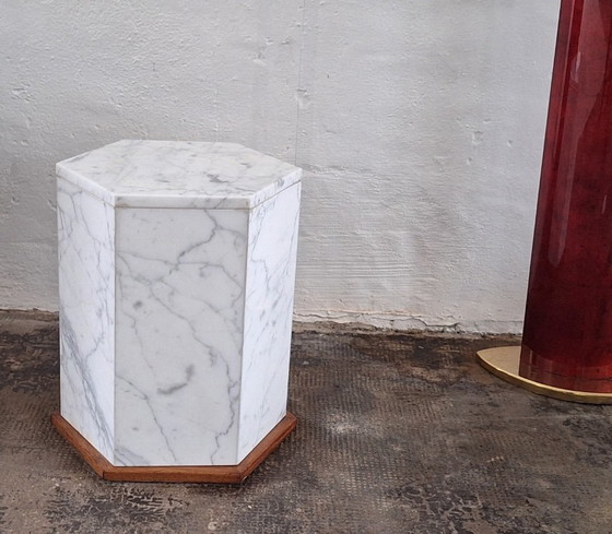 Italienischer sechseckiger Monolith-Beistelltisch/Sockel aus Carrara-Marmor – Beistelltische, Marble (photo 6 of 15)