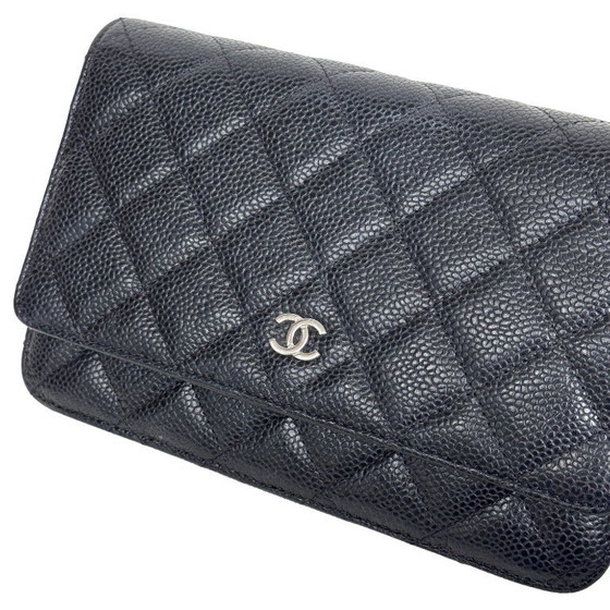Image 1 of Portafoglio Chanel con catena in caviale