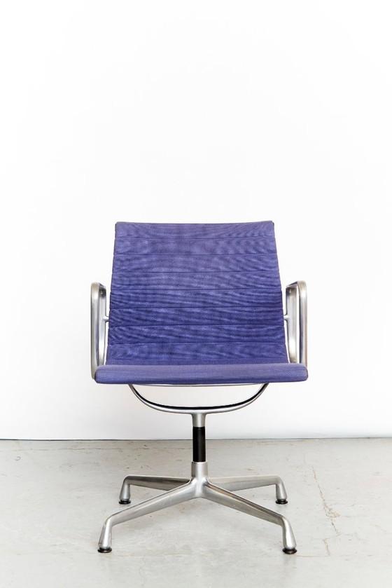Image 1 of Sedia di gruppo in alluminio Charles & Ray Eames EA 108 per Vitra