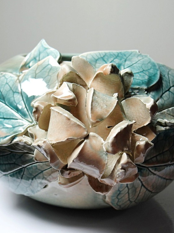Image 1 of Vaso rotondo con decorazione floreale in rilievo, in ceramica artigianale, firmato Dina vintage.
