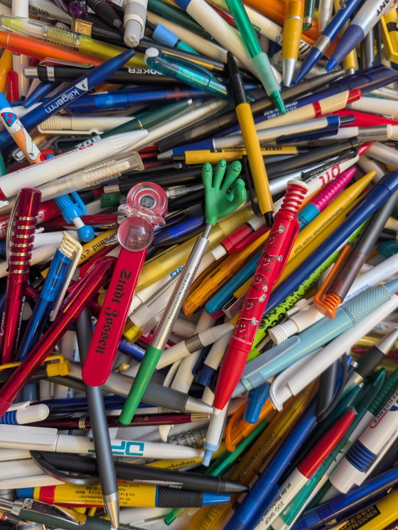 Image 1 of 2 684 stylos à bille / objets publicitaires de collection
