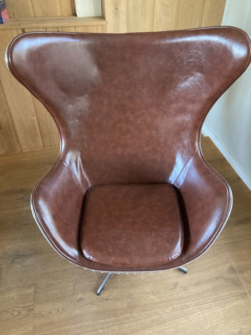 Poltrona a uovo in stile aviatore