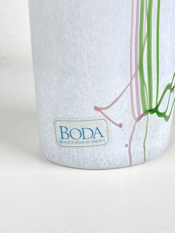 Image 1 of Vintage witte kunst glazen vaas van Kosta Boda - Bertil Vallien Rainbow Vase - Scandinavische minimalistische MCM stijl Home Dec