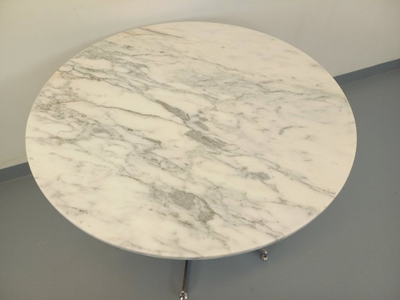 Image 1 of Vintage round dining table in white marble and chrome metal from the 1970s