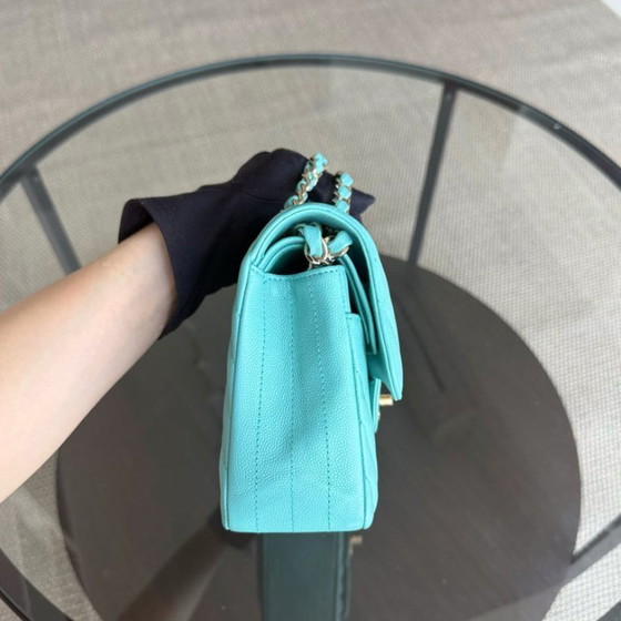 Image 1 of Sac Chanel Classic Flap petit modèle - Caviar 23 cm Chevron Bleu clair Bleu Tiffiny Fermoir doré Série 27