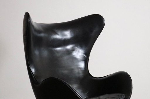 Early Arne Jacobsen “Egg” Chair with Ottoman for Fritz Hansen, Denmark 1963