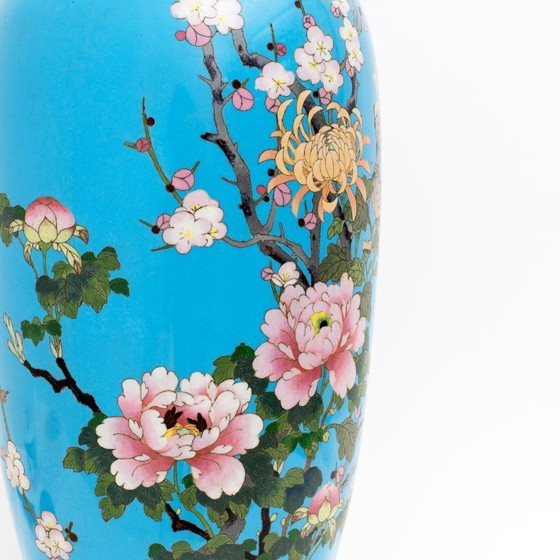 Image 1 of Grande vaso smaltato con decorazione floreale - Rame e ottone - Giappone, fine XIX secolo