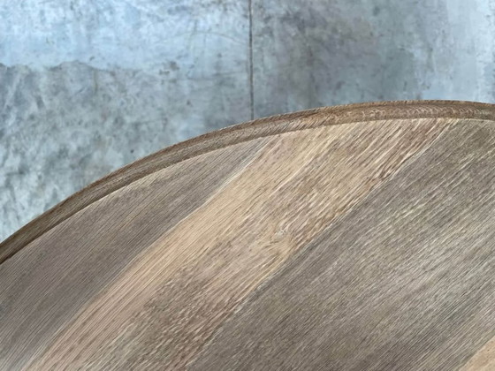 Image 1 of Affascinante tavolino rotondo in rovere sbiancato con gambe tornite
