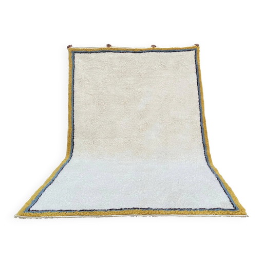 Gran alfombra bereber marroquí crema 400x250 cm – borde amarillo y azul