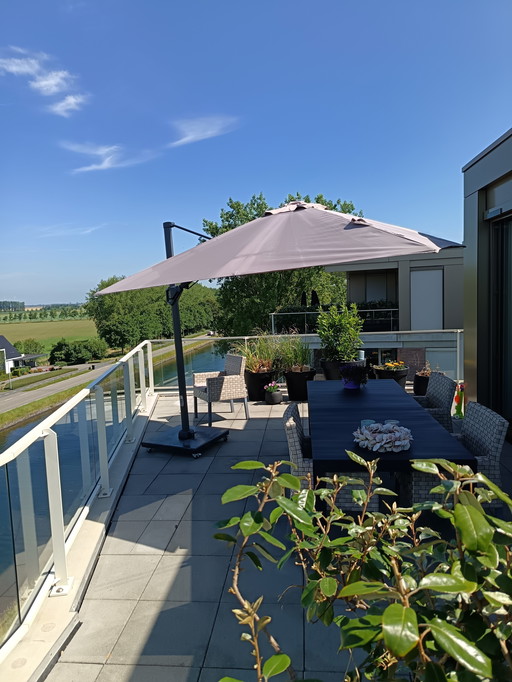 Floating parasol with base