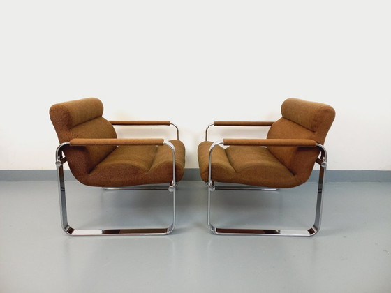 Image 1 of Een paar vintage Eero Aarnio fauteuils voor Framac, uitgevoerd in stof en chroom, uit de jaren 60 en 70.