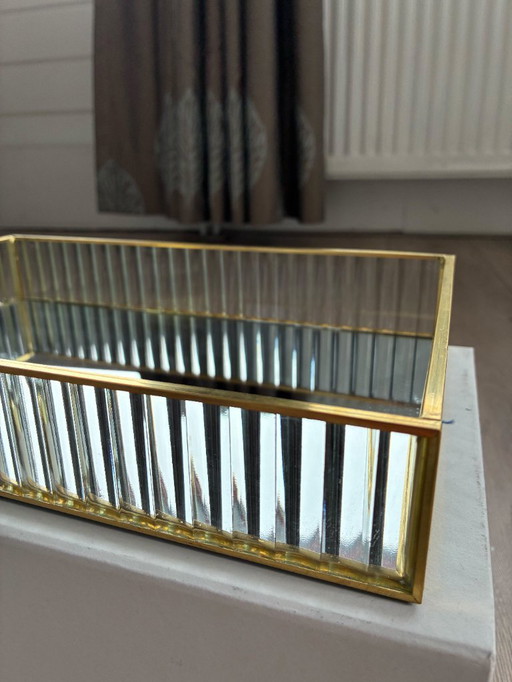 Grote spiegel tray met gouden rand en glazen zijkanten / mirror tray with glass sides