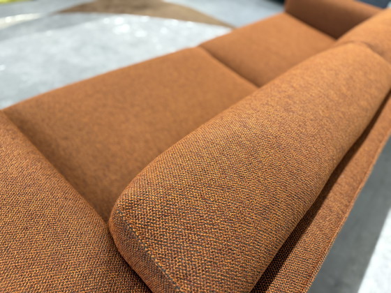 Image 1 of Divano Aikon a 4 posti in tessuto Terra, disponibile in magazzino