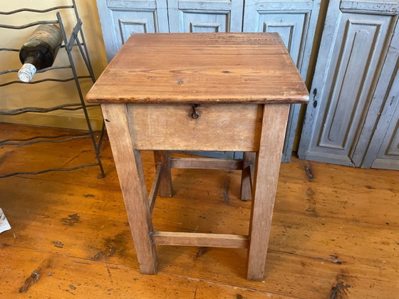 Image 1 of Mesa auxiliar con banco plegable y taburete en francés.