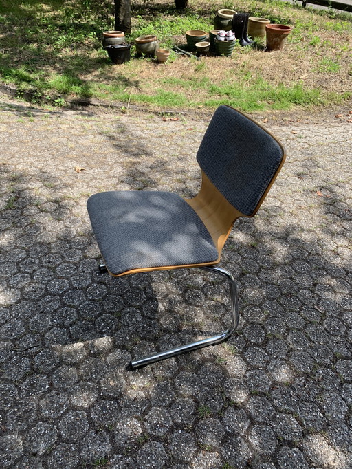 2 chaises (ancien mobilier de la TU Eindhoven)