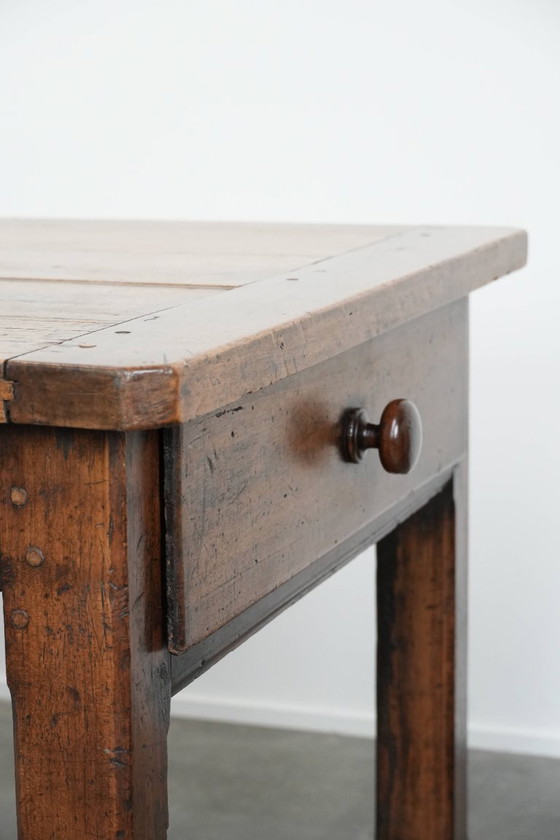 Image 1 of Table de salle à manger de ferme française ancienne et robuste, avec trois tiroirs, datant du XVIIIe siècle.