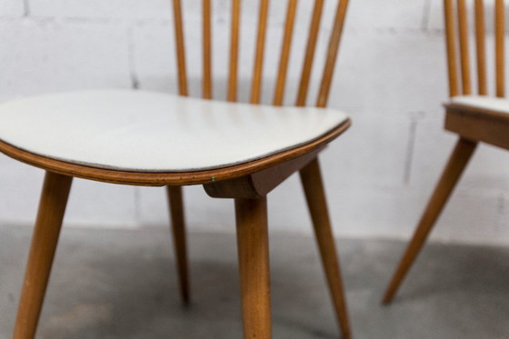 Image 1 of Coppia di sedie Baumann Menuet, patina color miele, sedili in vinile bianco