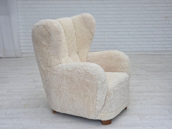 Image 1 of Dänisches Design aus den 1960er Jahren, neu bezogener Hochlehner-Sessel, echtes Schaffell.