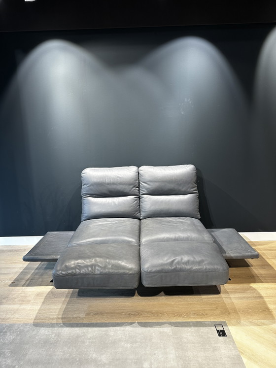 Divano di design in pelle grigia con poggiatesta regolabili e funzione lounge. – Koinor, Divani 2 posti (photo 3 of 6)