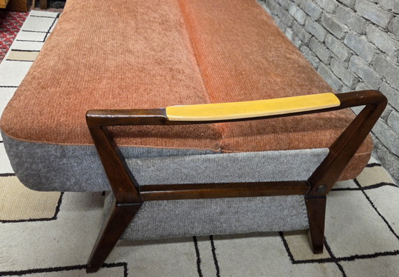 Image 1 of Vintage Scandinavische slaapbank uit de jaren 60/70 – gebeitst hout en tweekleurige stof.