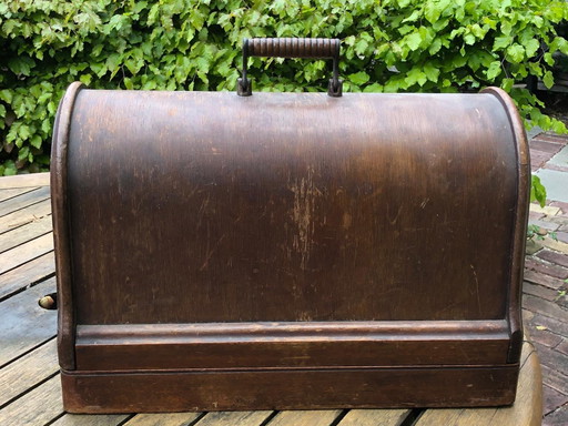 Singer-Nähmaschine mit Haube aus dem Jahr 1900