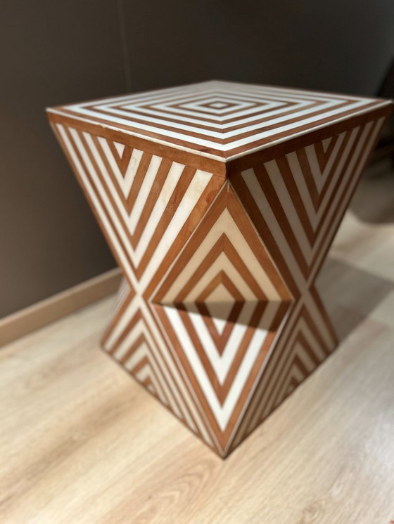 Image 1 of Table d'appoint artisanale en noyer et résine