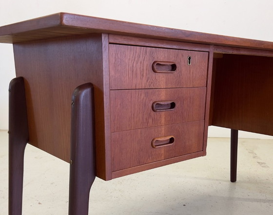 Image 1 of Dänischer Teakholz-Schreibtisch, 1960er Jahre.