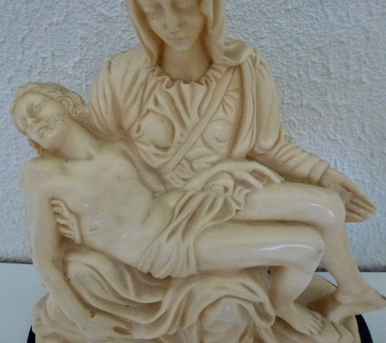 Image 1 of Escultura italiana "Pieta" de Gino Ruggeri sobre mármol.