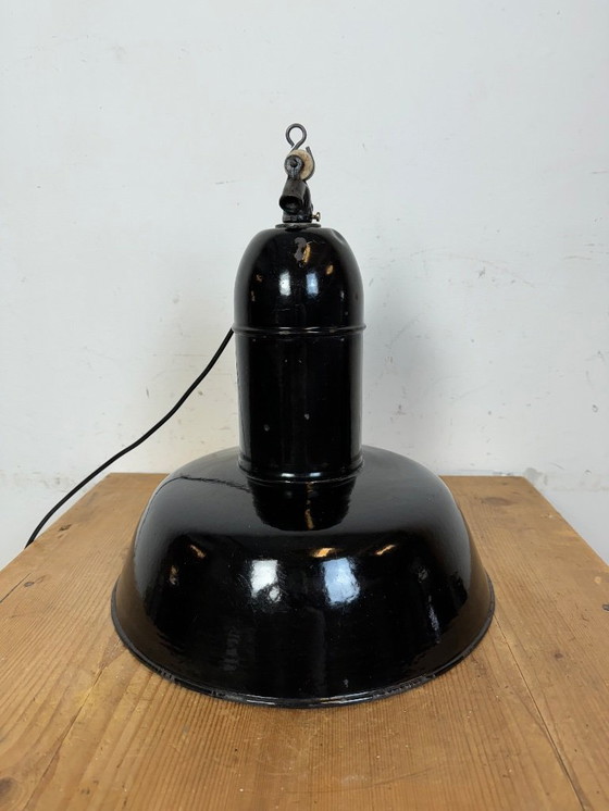 Image 1 of Lampe industrielle en émail noir avec abat-jour en fonte, années 1930