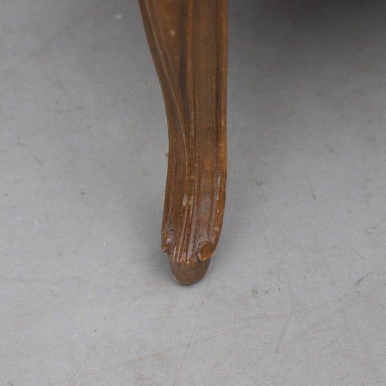 Image 1 of Een paar antieke houten fauteuils in Lodewijk XV-stijl met rococo-uitvoering, daterend uit 1950-1960.