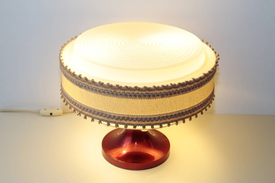 Image 1 of Vintage table lamp with fabric shade and red metal base – Retro design