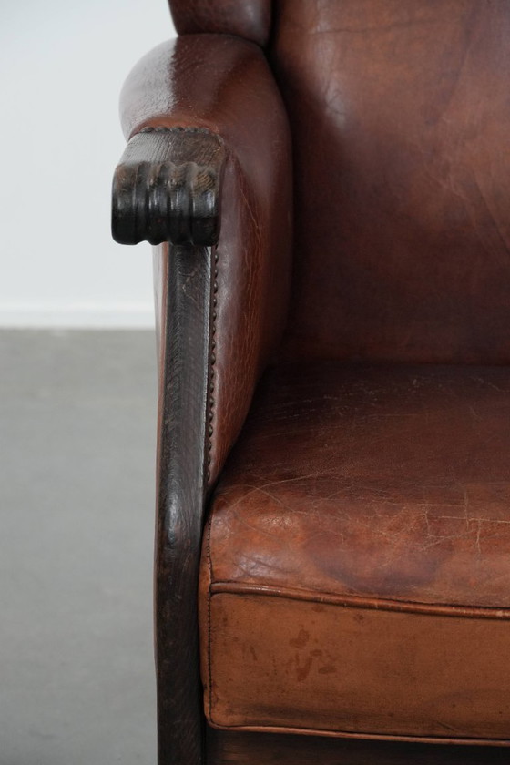 Image 1 of Fauteuil à oreilles classique vintage en peau de mouton et bois