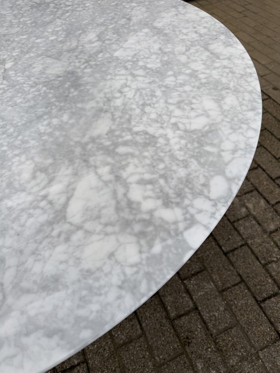 Image 1 of Original round Knoll Tulip dining table (152cm) in Carrara marble, Eero Saarinen